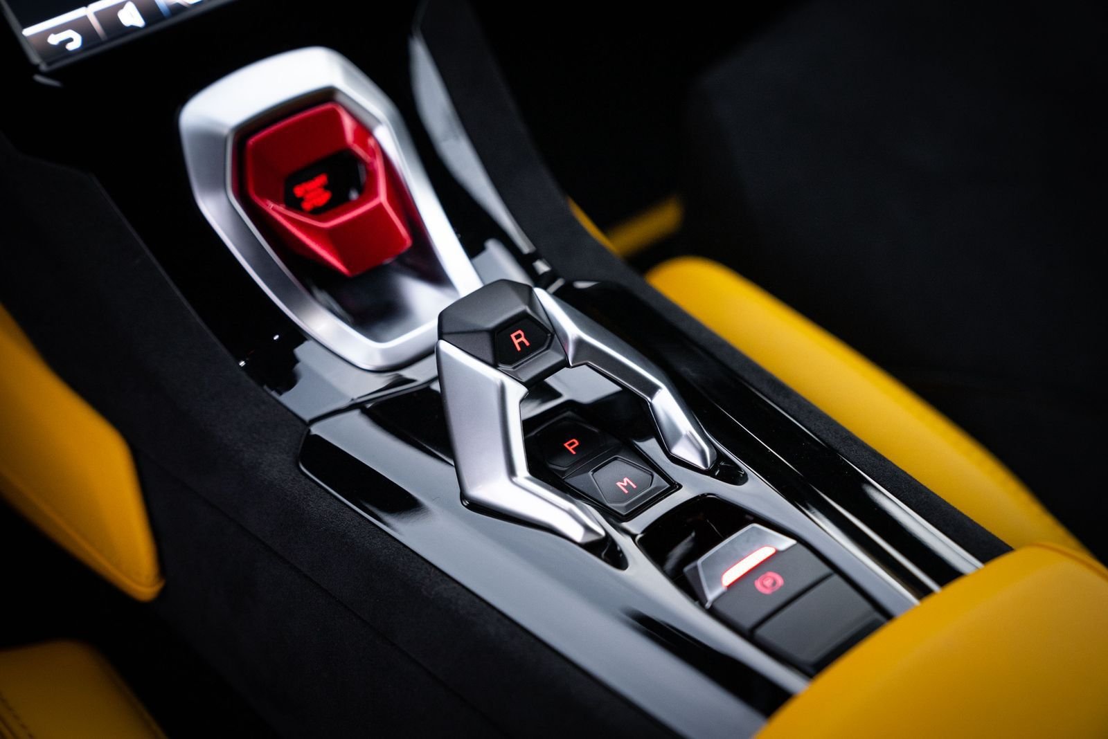 Rent Huracan Tecnica 2023 in Dubai